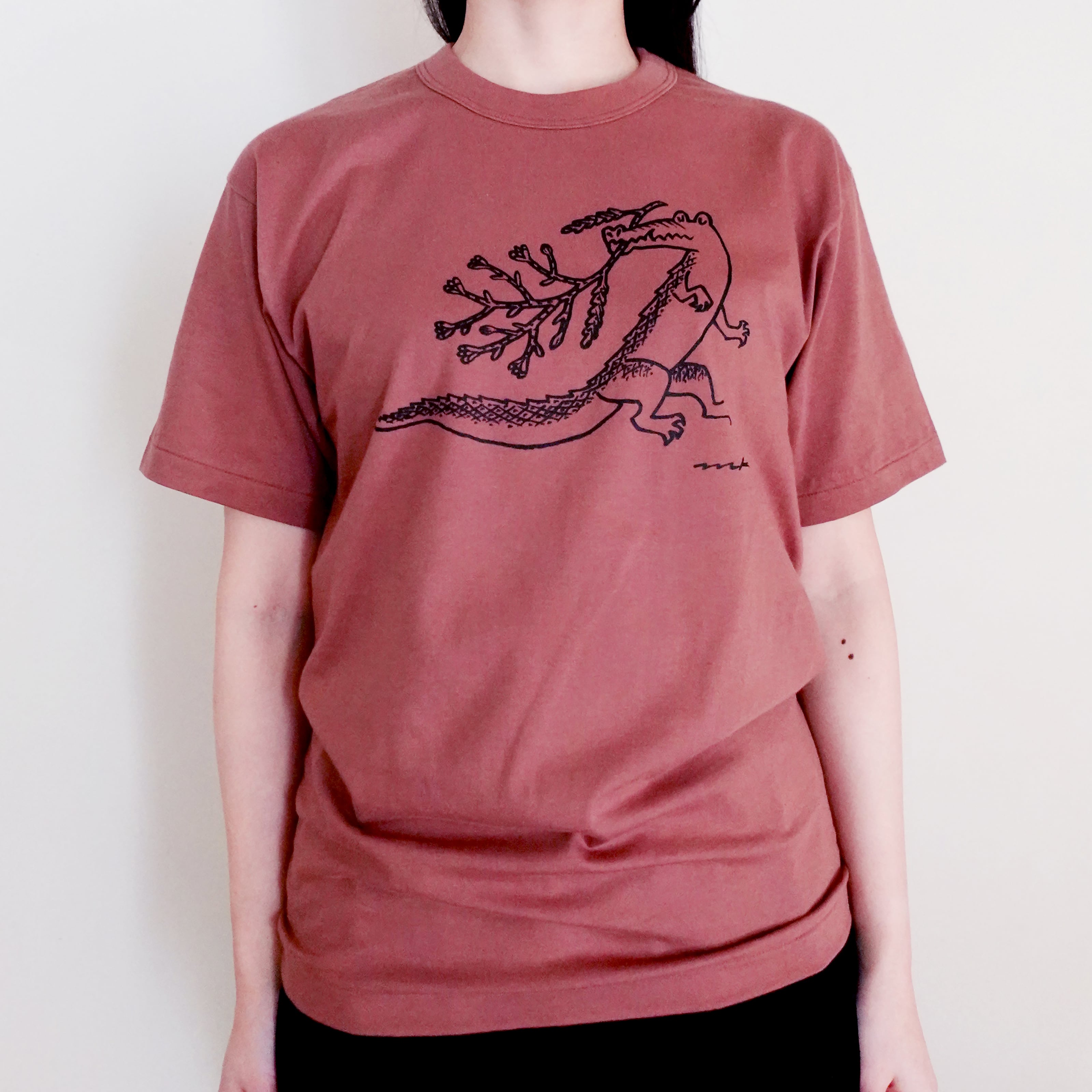 鹿児島睦「Tシャツ」ネコ・ピンク／ワニ・ブラウン Sサイズ | ブルー