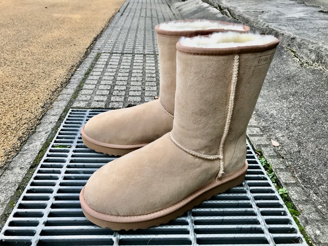 UGG WMNS CLASSIC SHORT 40:40:40 (SAND)