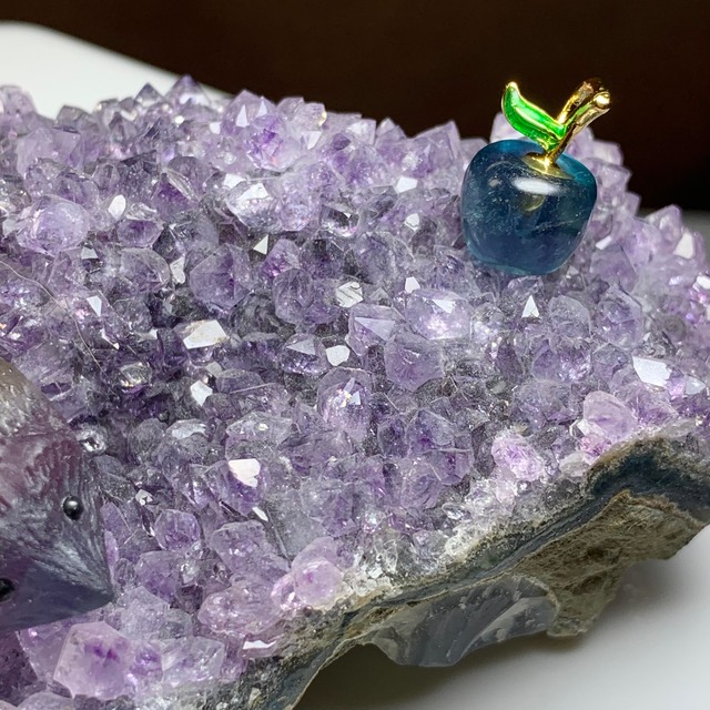 アメジスト原石クラスターに住み着くフローライトハリネズミさん