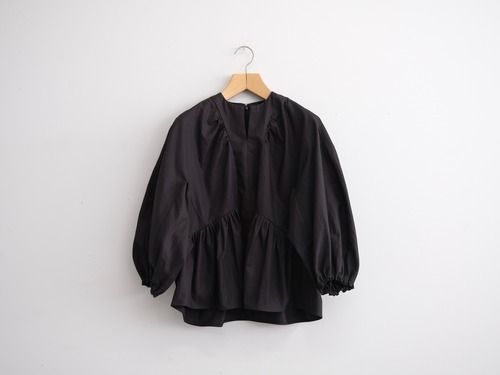 TENNE HANDCRAFTED MODERN " volume sleeve tuck pullover “ Black