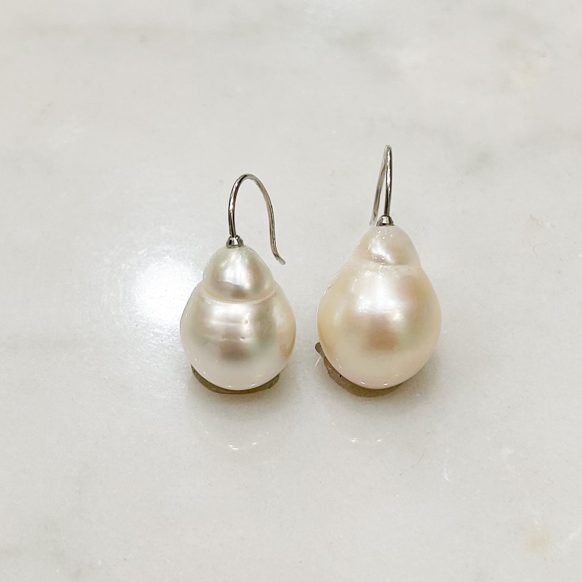 白い南洋バロックパールのフックピアス（10金WG金具） | Akio Mori