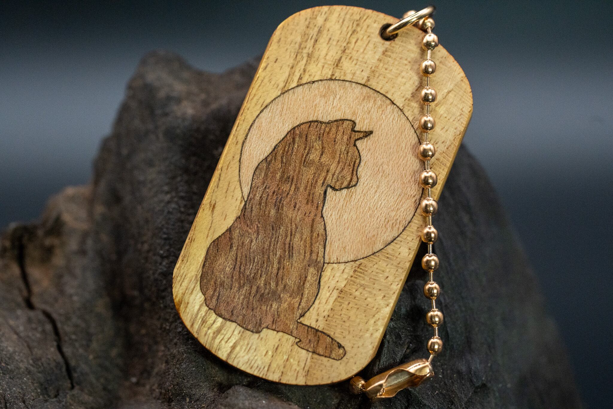 【黄金の木】 御蔵島 金桑 ドッグタグ 象嵌 横を向く上品な猫