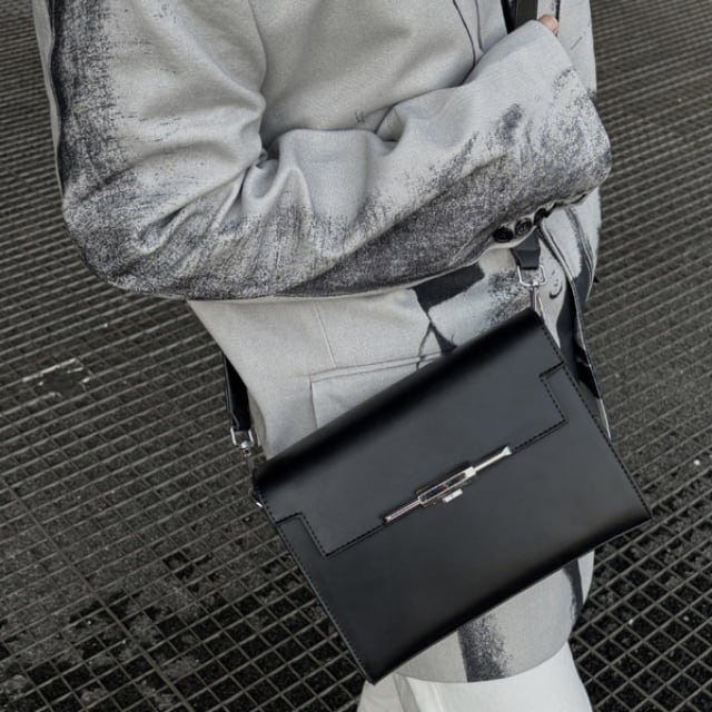 【予約販売】ショルダーバッグ シンプル レザー メンズ スクエア 黒 ブラック クラシカル 斜め掛け ボディバッグ シック こなれ感 お洒落 韓国 トレンド