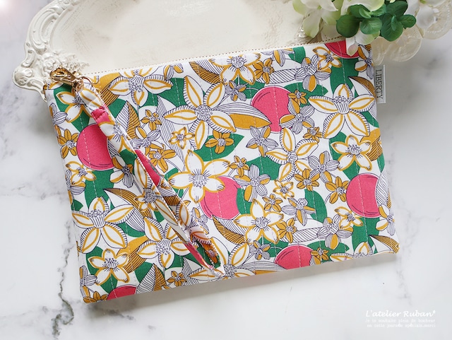 8月おすすめ【Italy LIBERTY シトラス・サン】 ラインステッチのフラットポーチ 8月おすすめ【Italy LIBERTY シトラス・サン】 ラインステッチのフラットポーチ