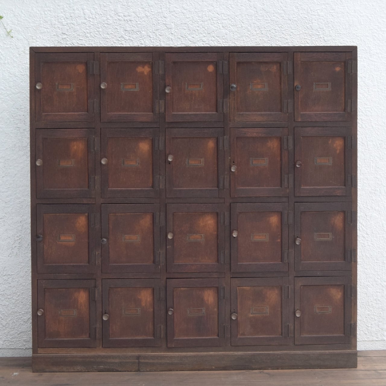 古い木味 ヴィンテージ 幼稚園の20枡扉付きロッカー 靴箱 木製家具