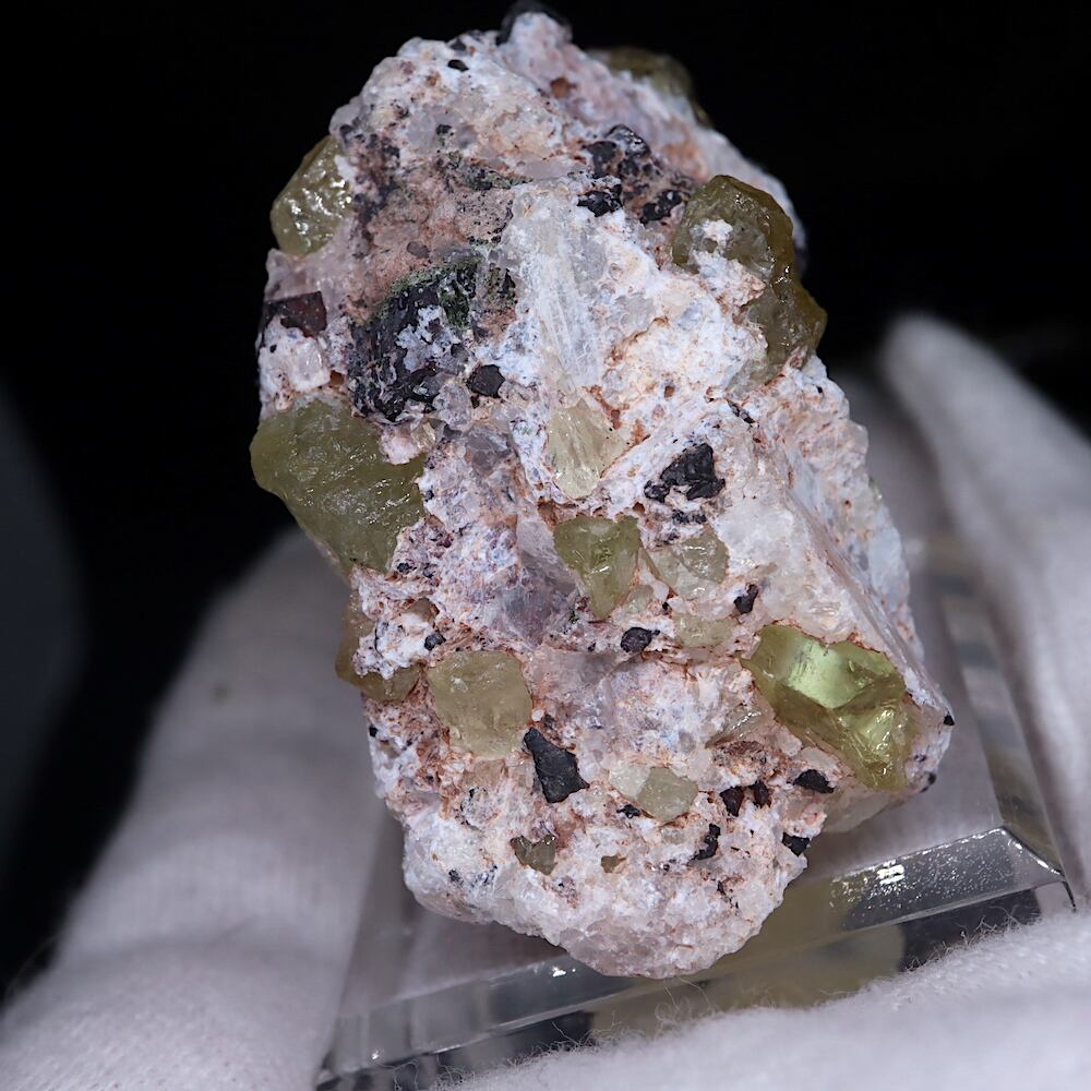 鉱物標本 ピンクアパタイト 燐灰石 パキスタン産 母岩付き 宝石質