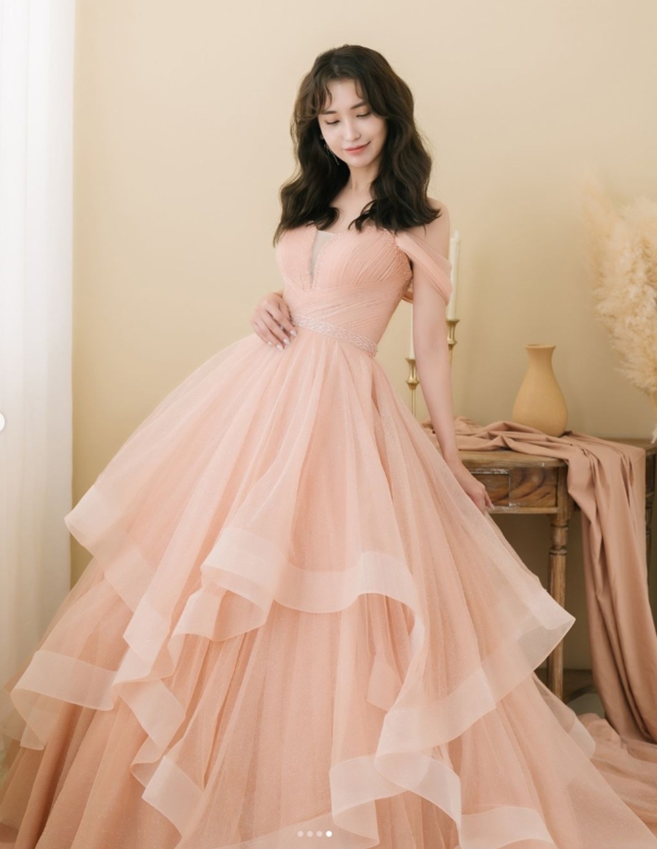 豪華！カラードレス 担い ワインレッド オフショルダー ラッフルフリル  