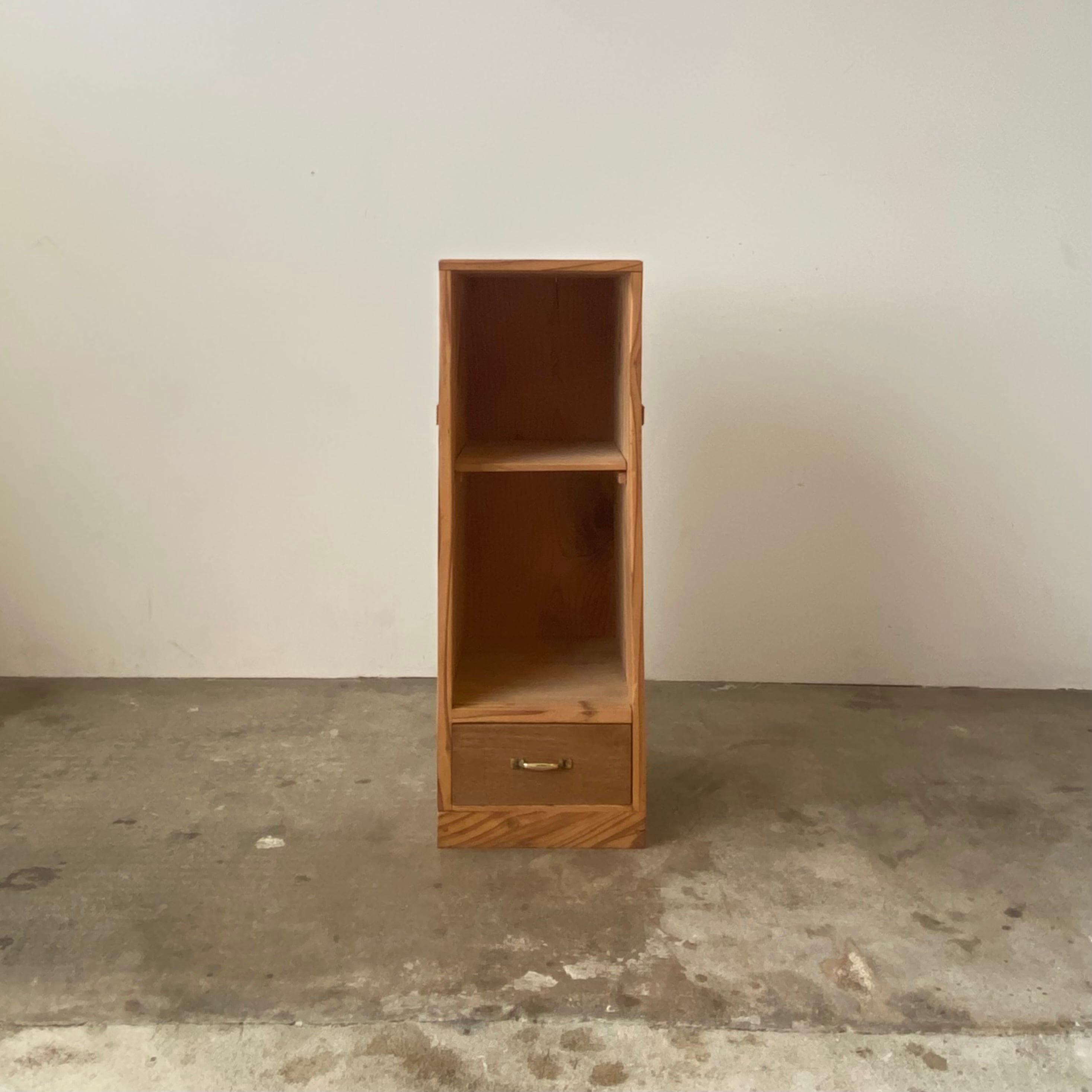 引き出しつきの収納棚　1005