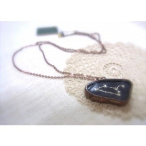 ハンドメイド 星座ペンダント ステンドグラス/手刺繍 獅子座