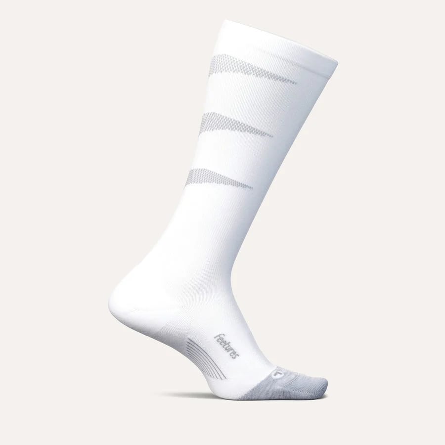 Feetures(フィーチャーズ)Graduated Compression Light Cushion Knee High - White コンプレッションソックス メンズ・レディース