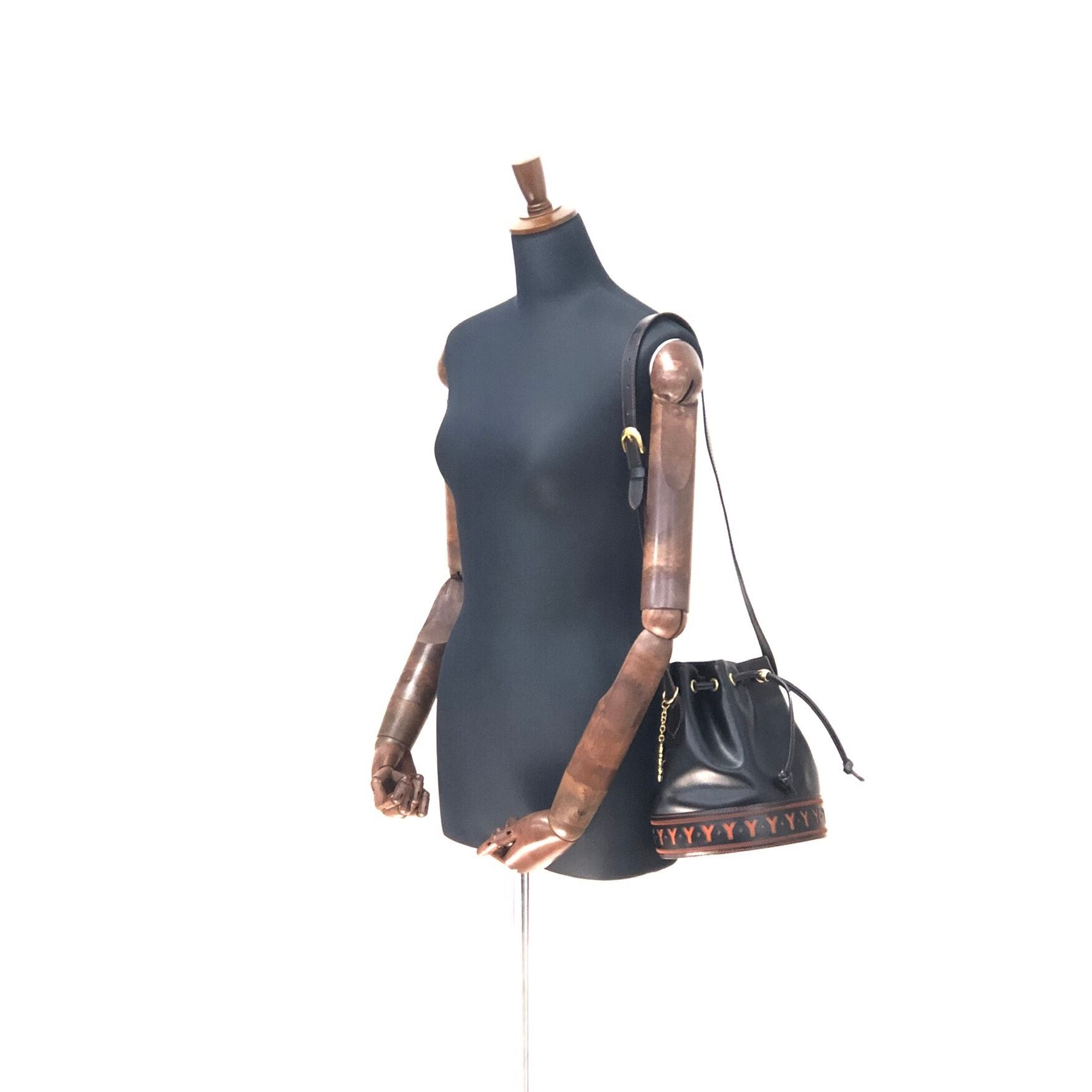 Yves Saint Laurent イヴ サンローラン Yカットアウト レザー Yves Saint Laurent イヴ サンローラン Yカットアウト レザー