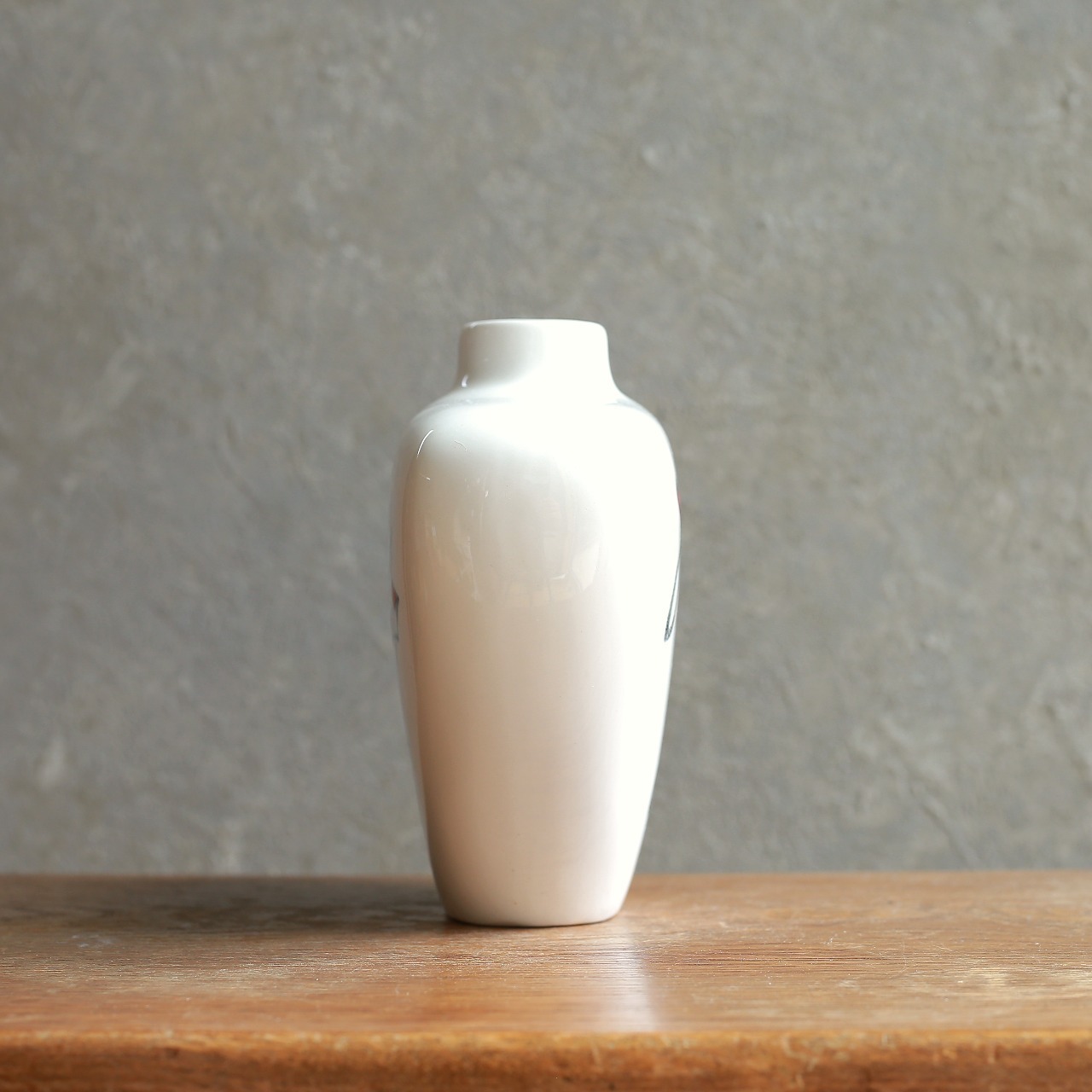 動物が描かれた、現代アートのようなフラワーベース