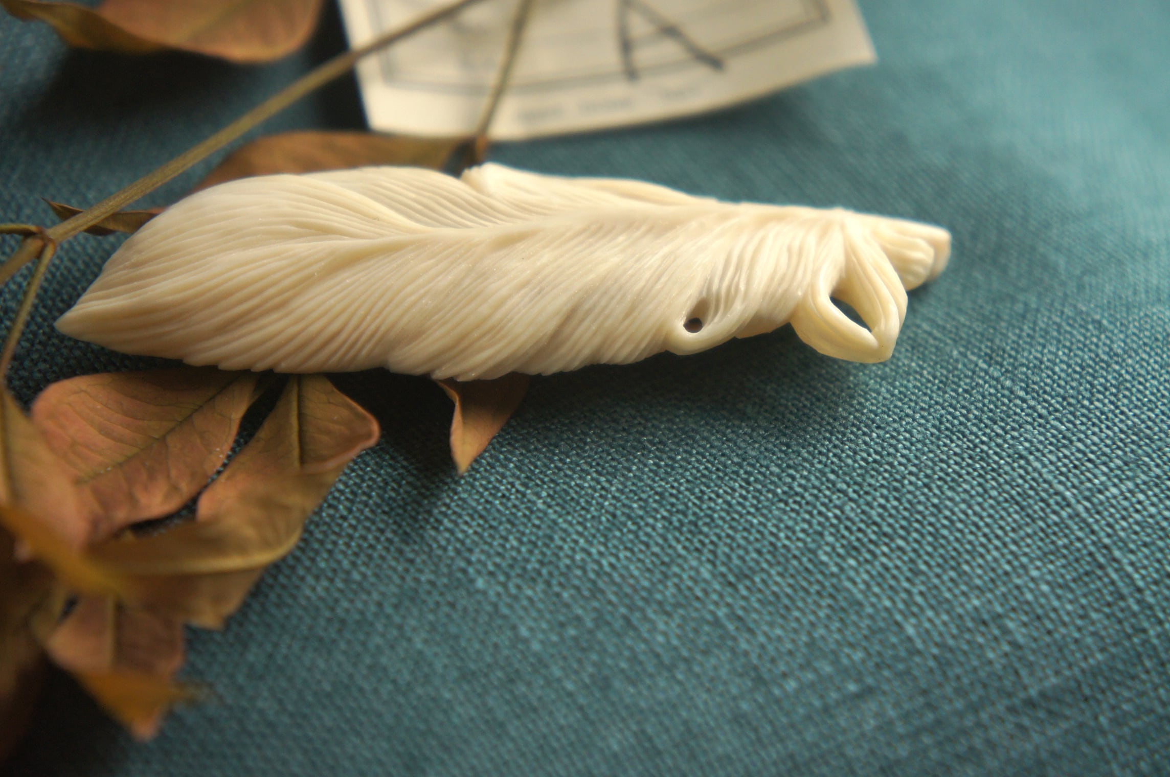 鹿骨彫刻「light」羽根のブローチ | deer bone 