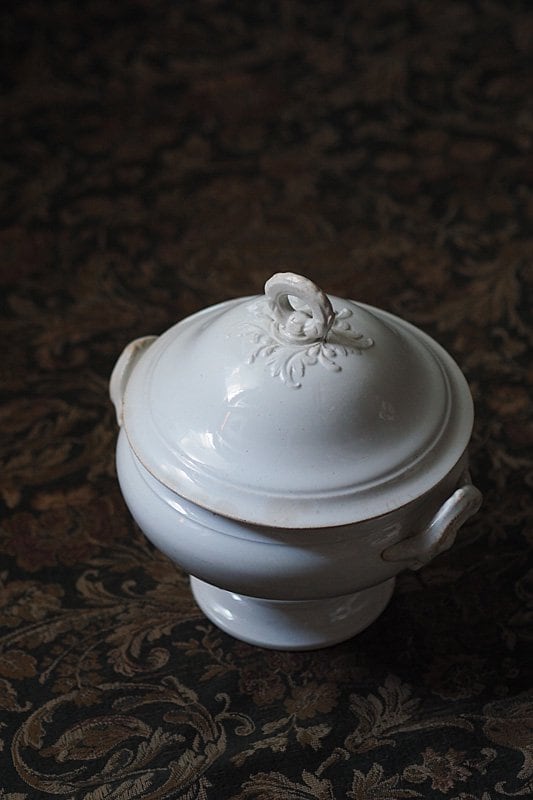 白いスーピエール 円環戴く. クレイユモントロー-antique soupe server