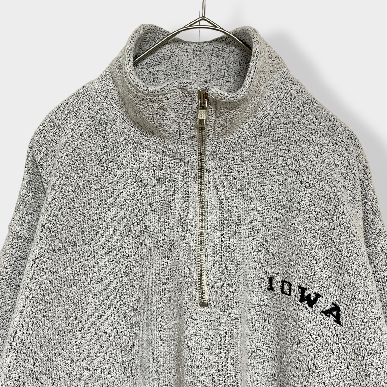【EXIST】カレッジ アイオワ大学 IOWA 刺繍ロゴ ハーフジップ スウェット プルオーバー ワンポイント 天竺編み MEDIUM US古着