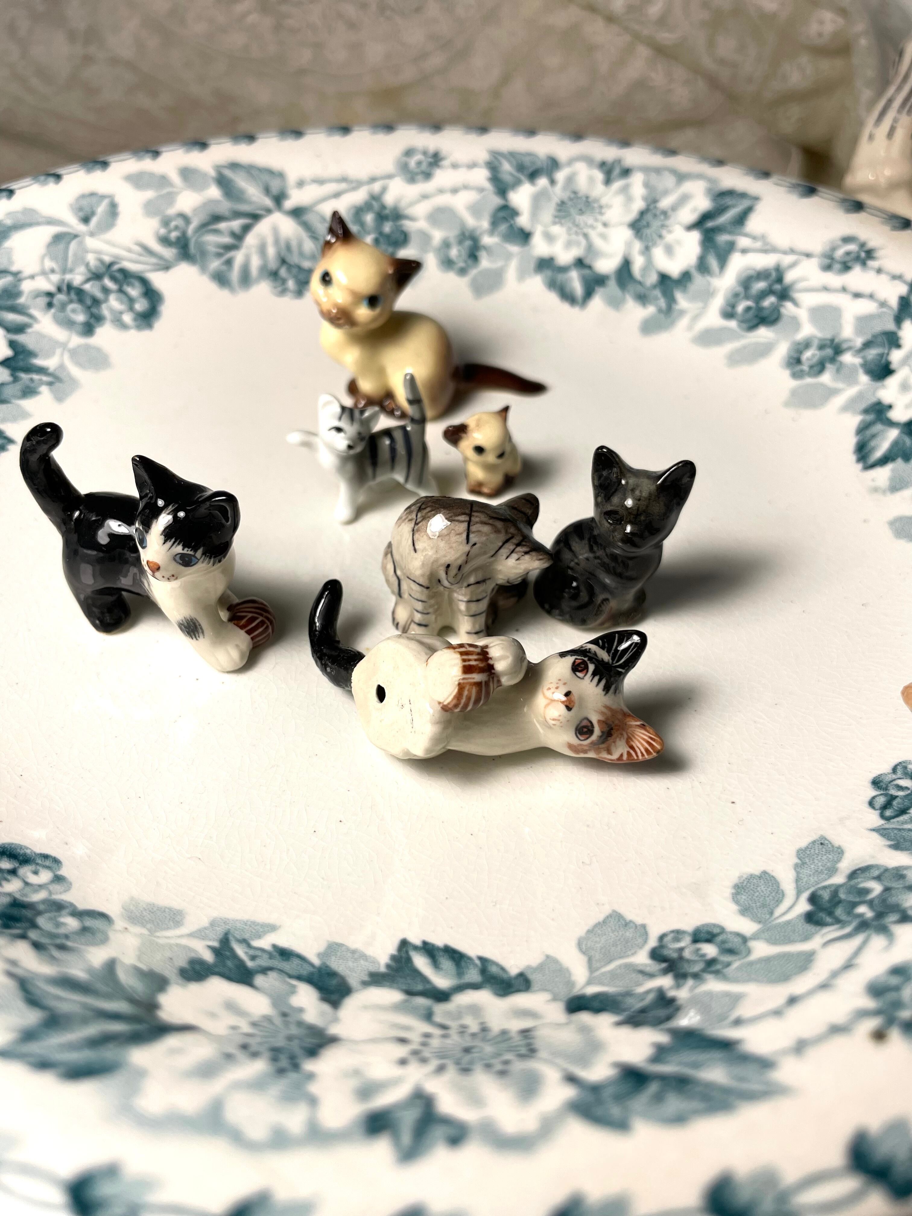   のフィギュリン 送料込み表示】ref : 2076 アンティーク・陶磁器製毛糸で遊ぶ猫の