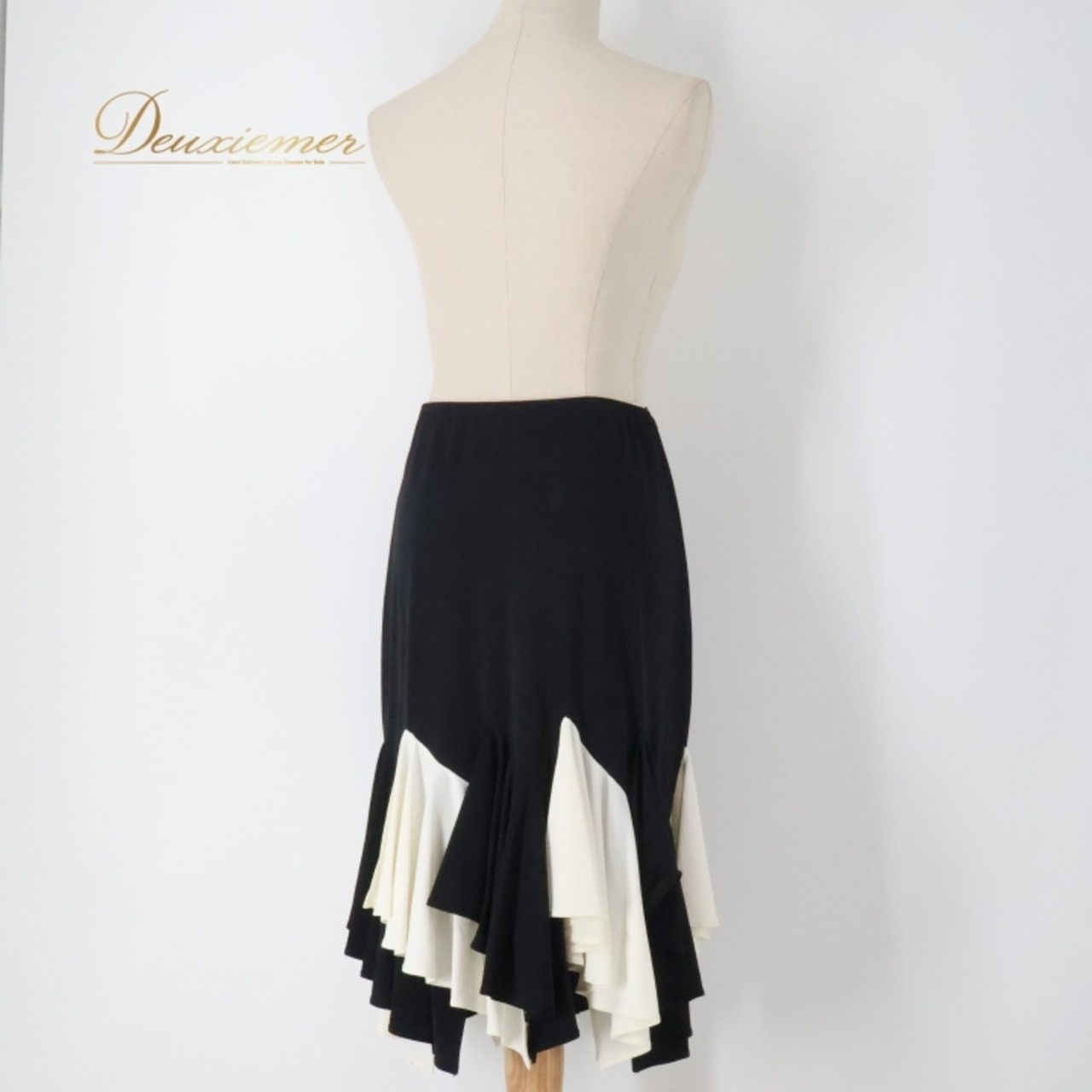 社交ダンス 衣装 スカート ブラック系 ホワイト系 チャコットロイヤルダンス Chacott ROYAL DANCE 日本製 黒 白 モノクロ シンプル ラテン レッスン 練習 レッスンウェア フリル かわいい おしゃれ 上品 華やか フレア裾 大人 レディース スポーツウェア お洒落 女性用 ダンスレッスン きれいめ シンプルデザイン クール シック