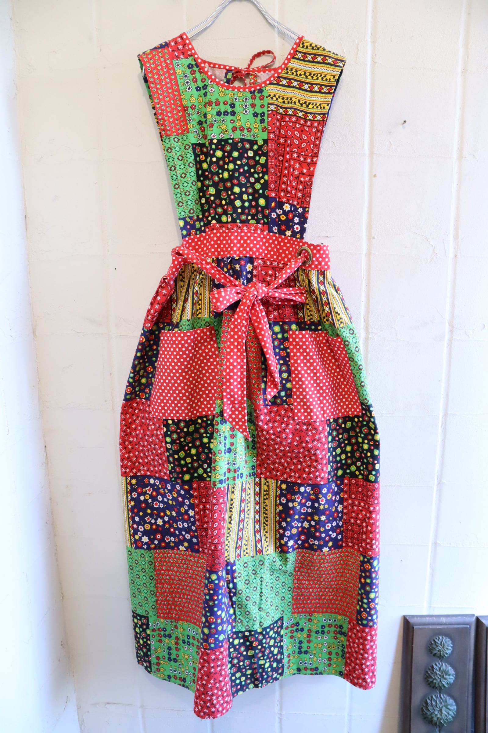 パッチワークエプロンドレス 70s red×green patchwork pattern apron dress [l-4705] | Fizzvintage