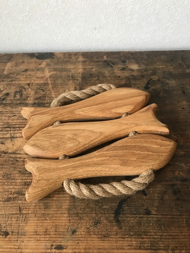 リトアニアの木製の魚の鍋敷き