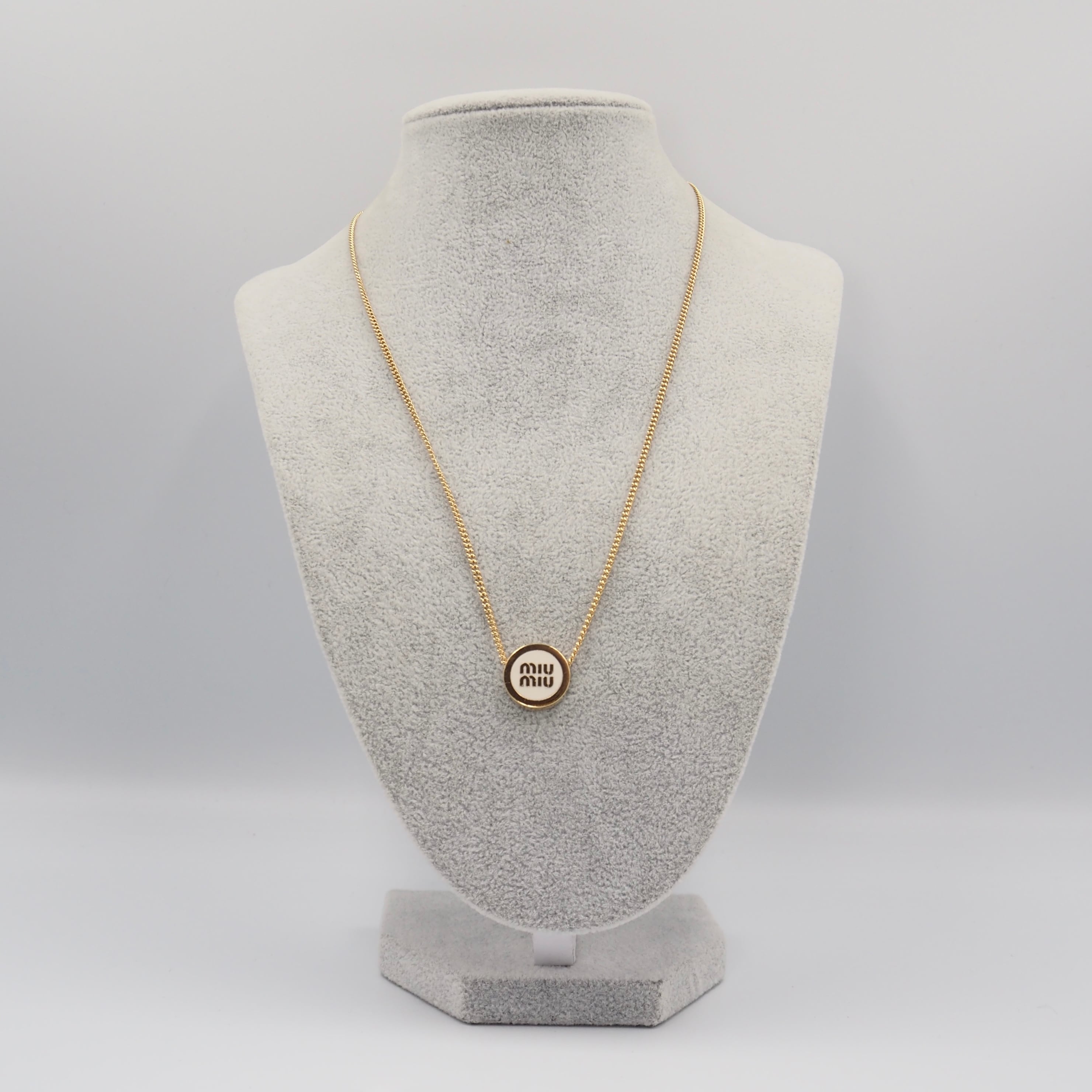 10/24掲載 MIU MIU ロゴ ネックレス GP ゴールド ホワイト