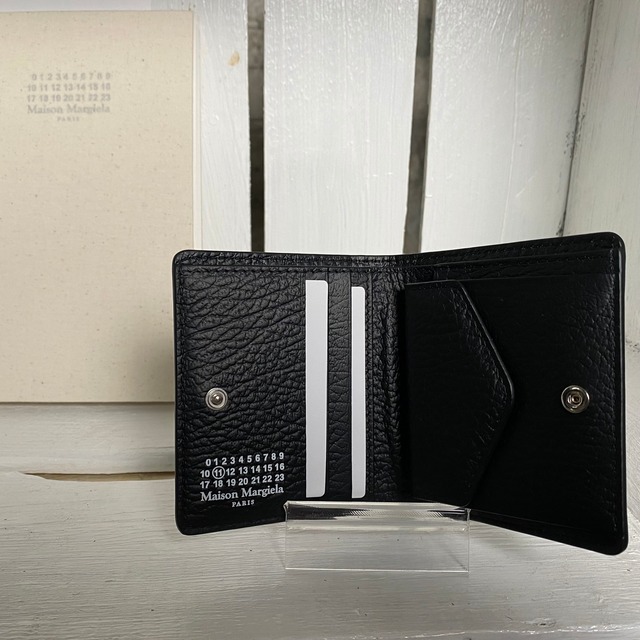 Maison Margiela【メゾン マルジェラ 】Compact Bi fold wallet (  S56UI0140 BLACK) .