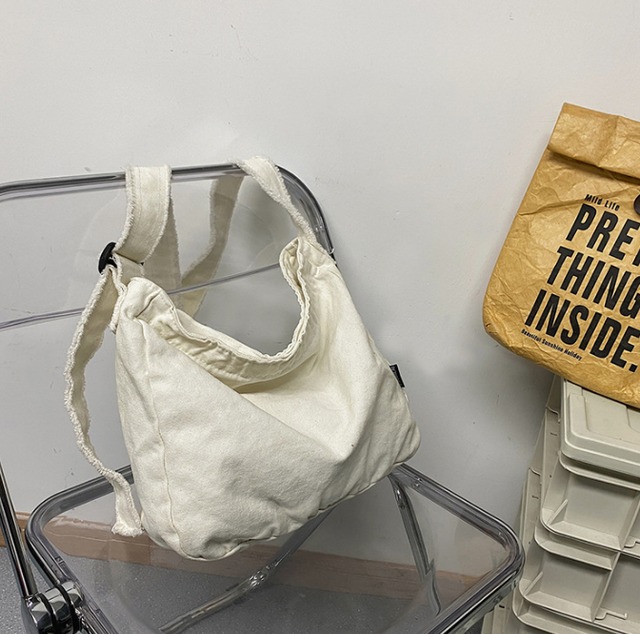 ショルダーバッグ バッグ カバン レディース ユニセックス お揃い ショルダー 斜めがけ 大容量 便利 キャンバス ナチュラル ベーシック かわいい シンプル カジュアル お洒落 かっこいい ラフ ボーイッシュ 存在感 抜け感 マニッシュ 無地 通学 デート お出かけ お買い物 女子会 休日 ランチ ピクニック ショッピング 普段使い 双子 格上げ インスタ映え 春 夏 秋 冬 ロングシーズン カラバリ ベーシックカラー 白 黒 赤 オレンジ ホワイト ブラック レッド ブルー グリーン ブラウン