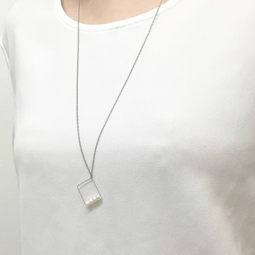 ヴァイオリン、ヴィオラ弦を使ったスクエアペンダント  V-037  Violin,viola strings square necklace with pearls 