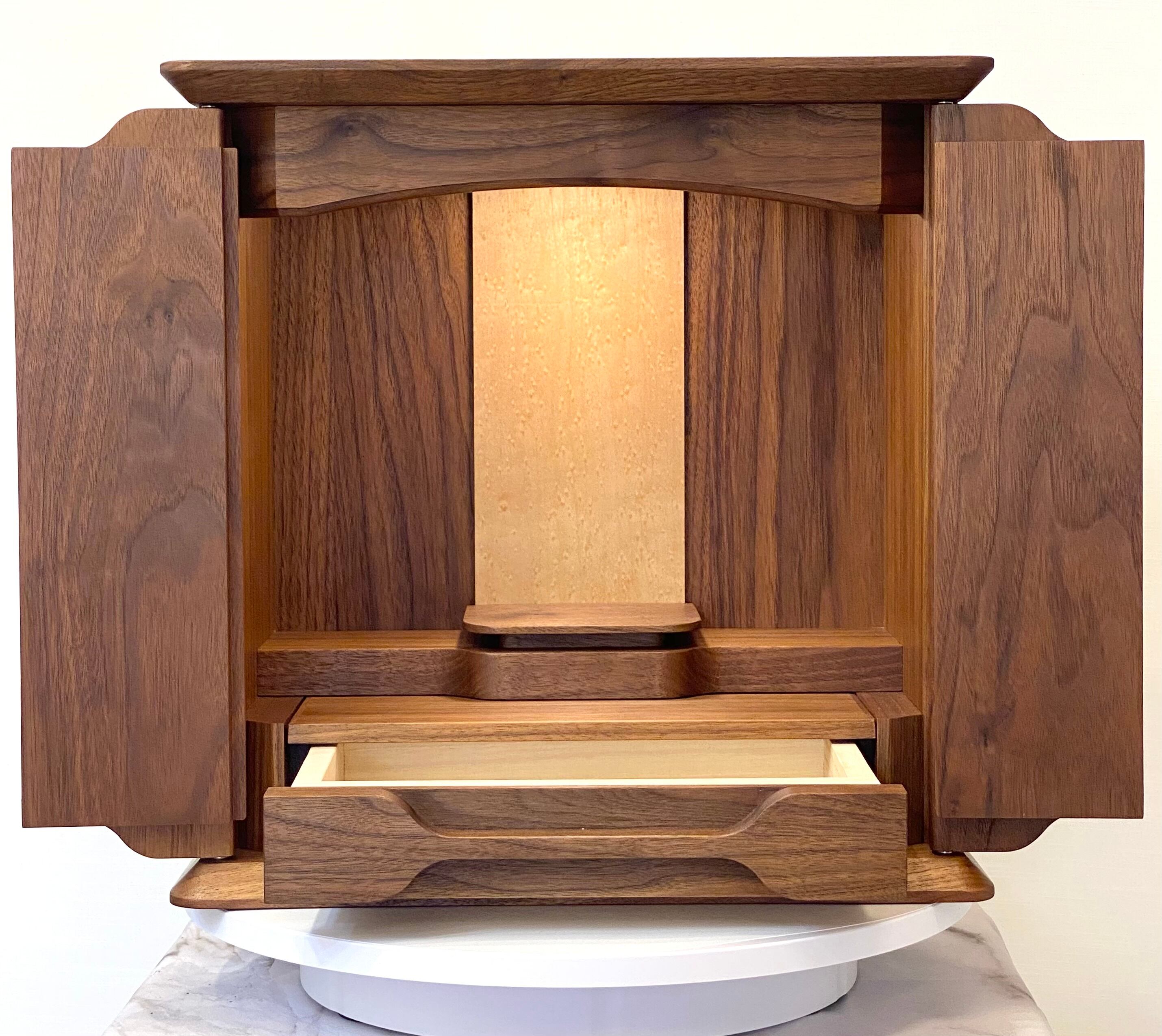 カティア ウォールナット無垢 | 小さなお仏壇 hinata bokko モダンで