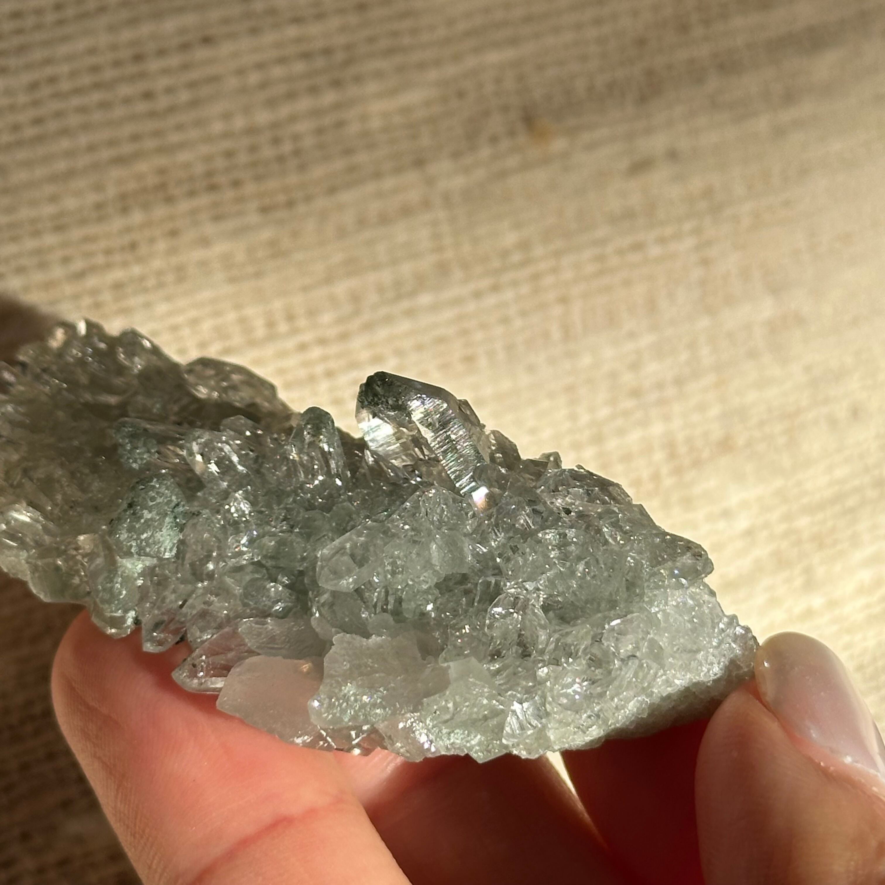 手のひらサイズ【ヒマラヤ水晶｜マニハール産】クローライト付き 水晶