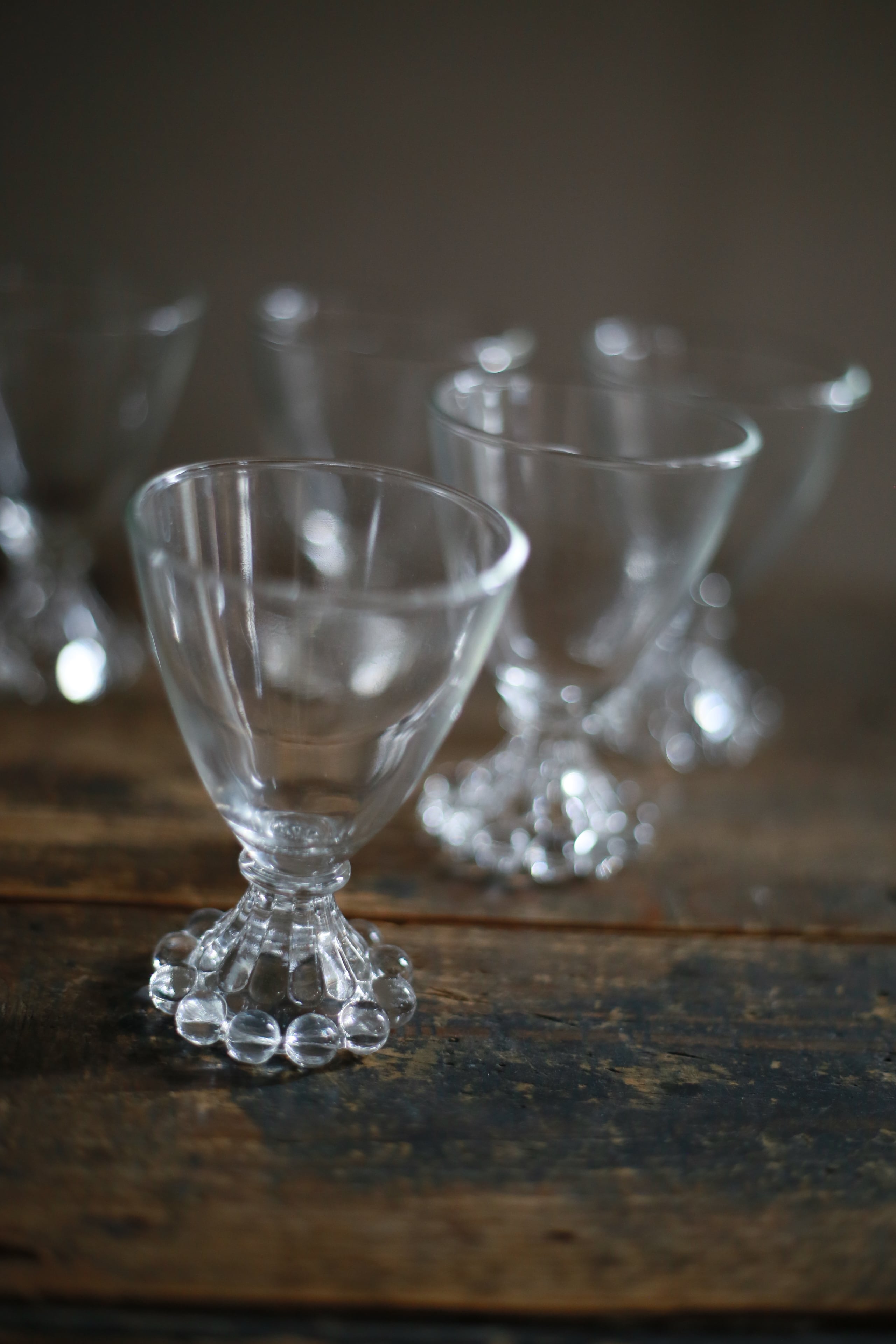 古い米国の脚付きグラス