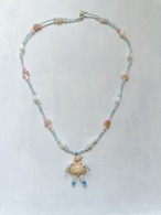 「サマーセール」ペンダント“ガラスとシェルビーズのブルー&ピンク”