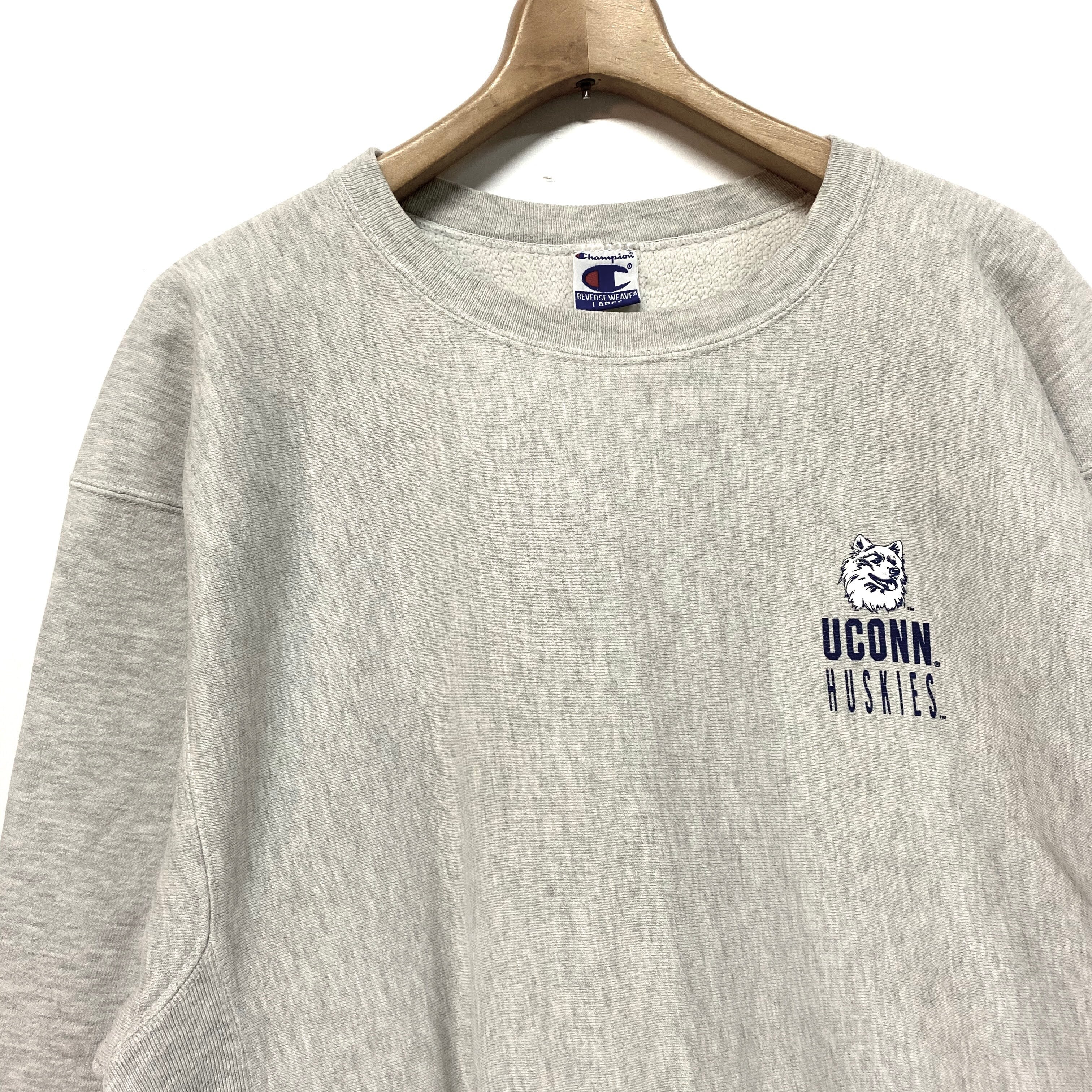 メキシコ製 Champion チャンピオン REVERSE WEAVE リバースウィーブ コネチカット大学 UCONN HUSKIES  カレッジスウェット プリントスウェット トレーナー ワンポイント 両面プリント バックプリント ライトグレー オートミール メンズＭ 古着  【スウェット】 | ...