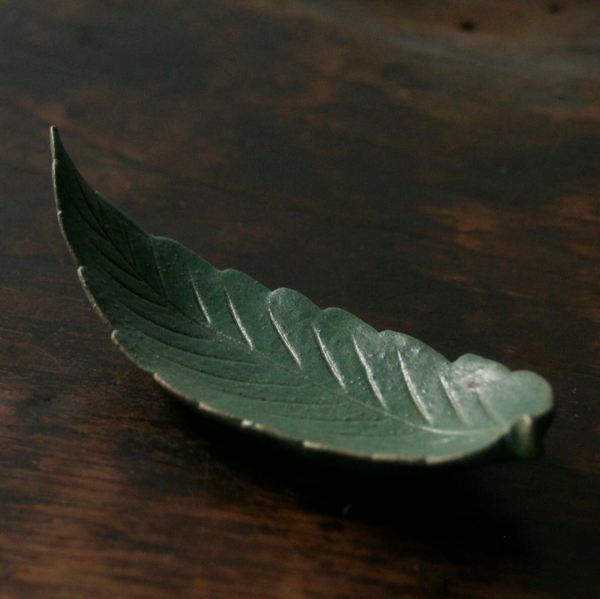 【'23 秋】葉豆皿 箸置き 栗の葉 (幅 13 cm)