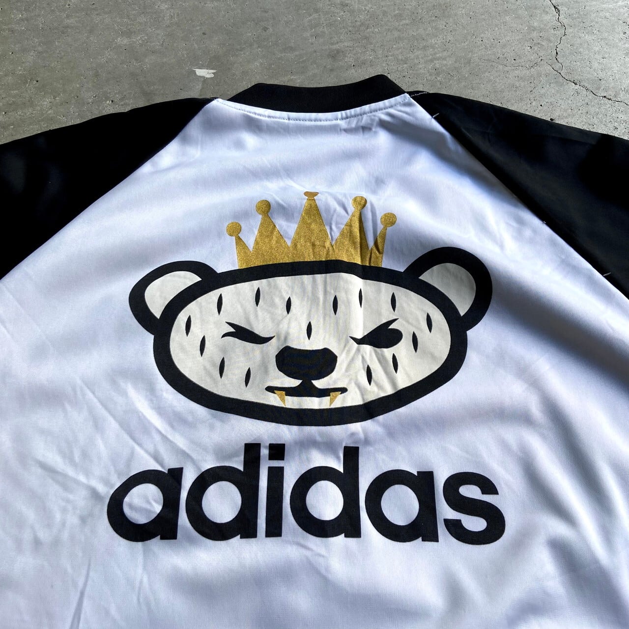 ビッグサイズ Adidas アディダス 25周年 Originals コラボ Adidas Nigo くま トラックジャケット ジャージ バックプリント ラグラン 切替 メンズ2xl相当 古着 ライン ブラック ホワイト 黒 白色 ジャージ トラックジャケット Al2110 Cave 古着屋 公式 古着通販 ビッグサイズ Adidas アディダス 25周年 Originals コラボ Adidas Nigo くま トラックジャケット ジャージ バックプリント ラグラン 切替 メンズ2xl相当 古着 ライン ブラック ホワイト 黒 白色 ジャージ トラックジャケット Al2110 Cave 古着屋 公式 古着通販