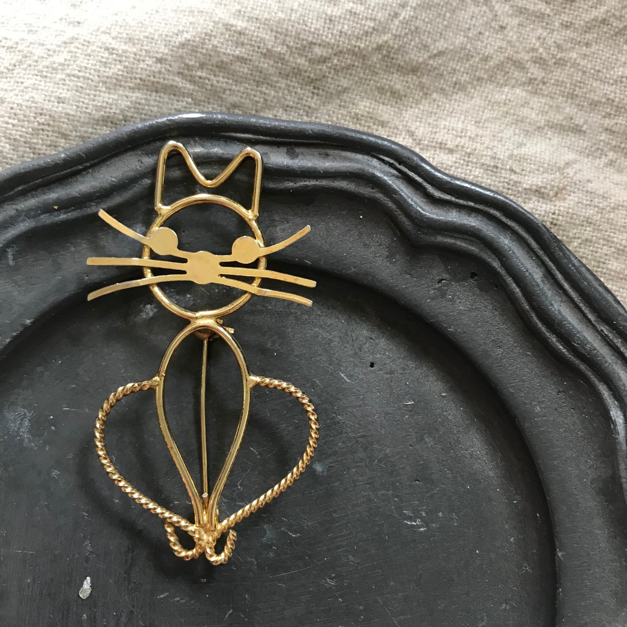 線画のネコブローチ