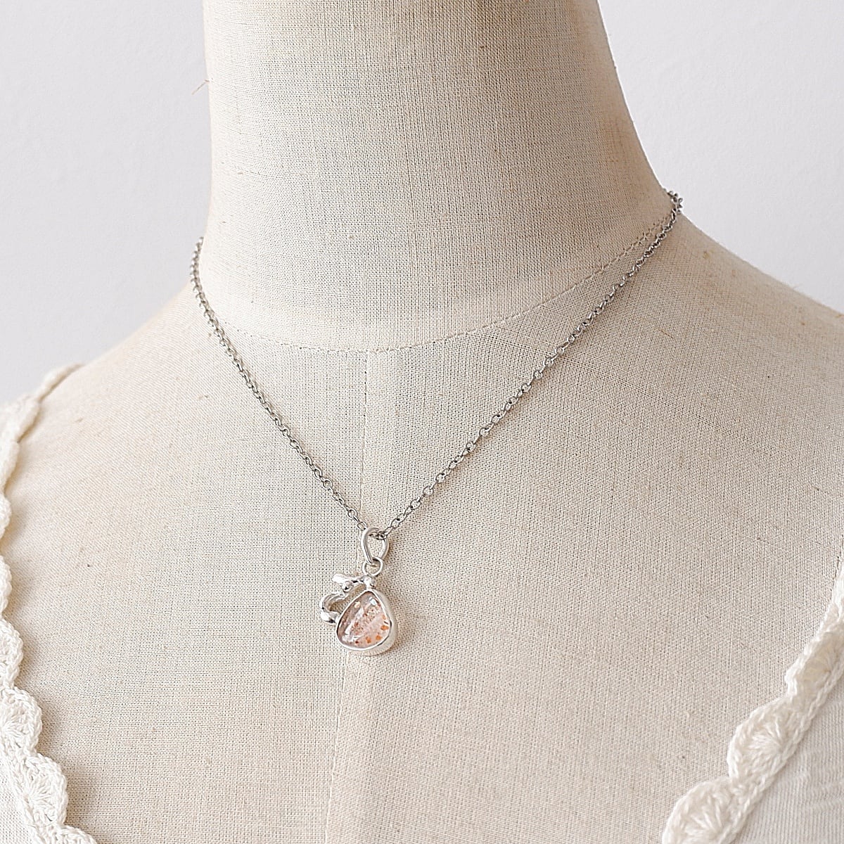 舞い踊る七色紙吹雪～ レインボーコンフェッティサンストーンの