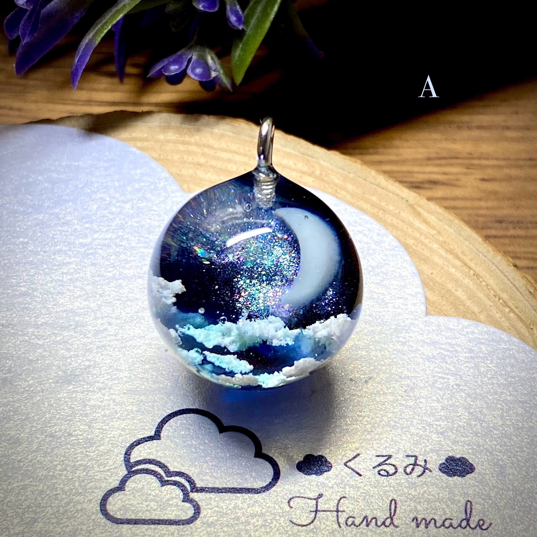 宇宙レジンペンダント 夜空 三日月と天の川 まん丸 A