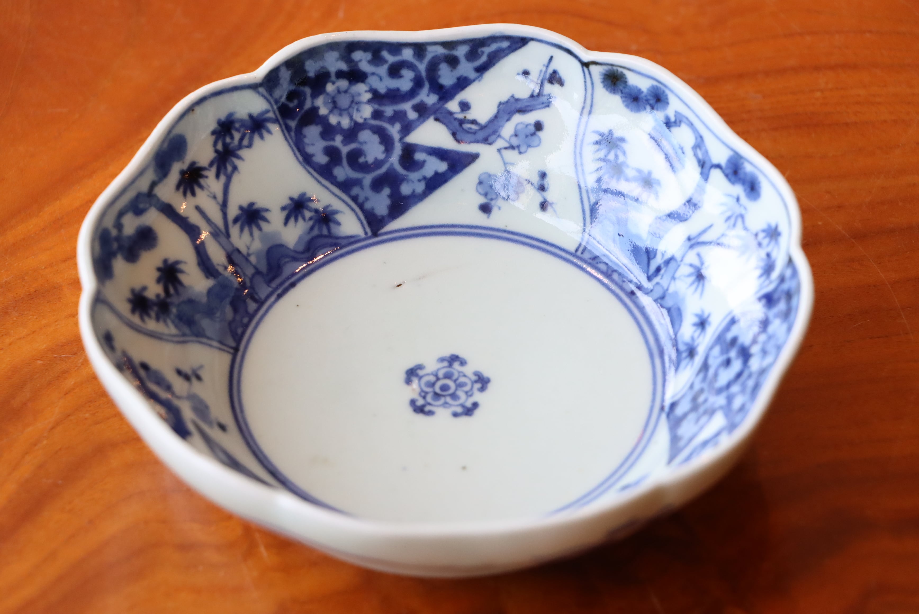 古伊万里　染付　花に唐草の図　火入れ　E613AS-fbqh 古伊万里染付花唐草文輪花向付 | KATAKAGO_TOKYO