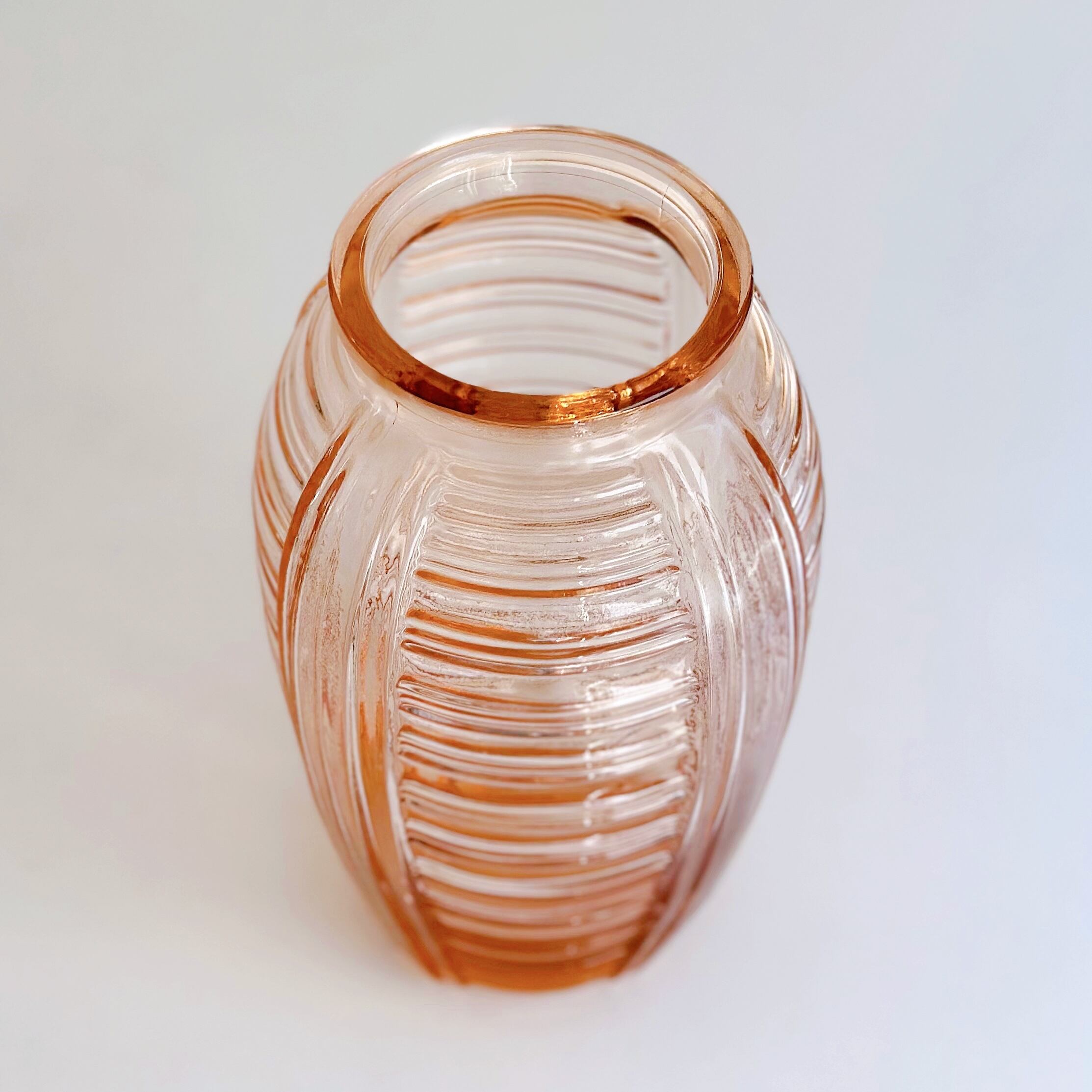 ヴィンテージ ピンクガラスのフラワーベース 花瓶 アール・デコ フランス Art Déco アール・デコ ピンクガラス フラワーベース 花瓶（フランス