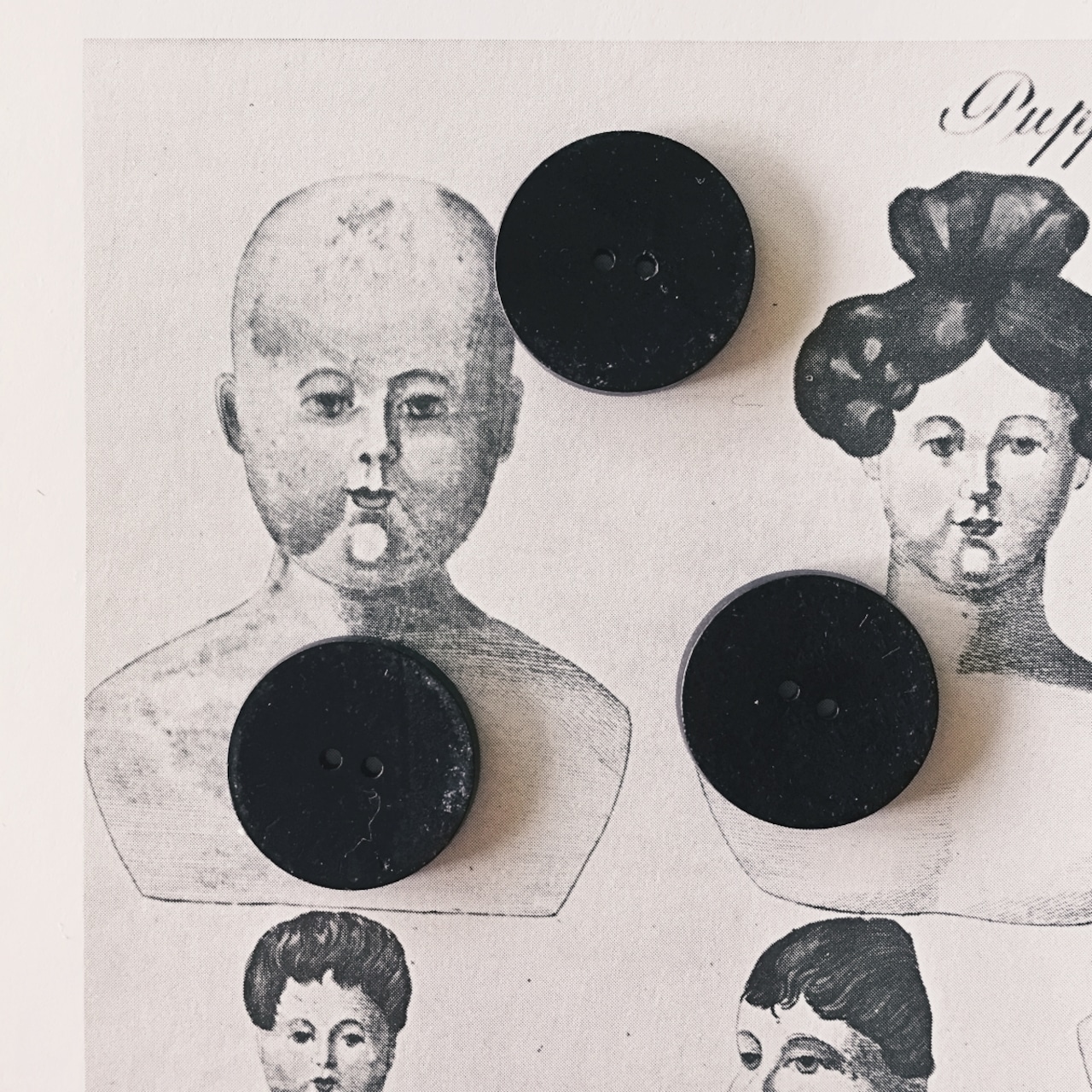 フランス 1900s 幾何学の黒花とgalalithe製ボタンセットe アンティーク