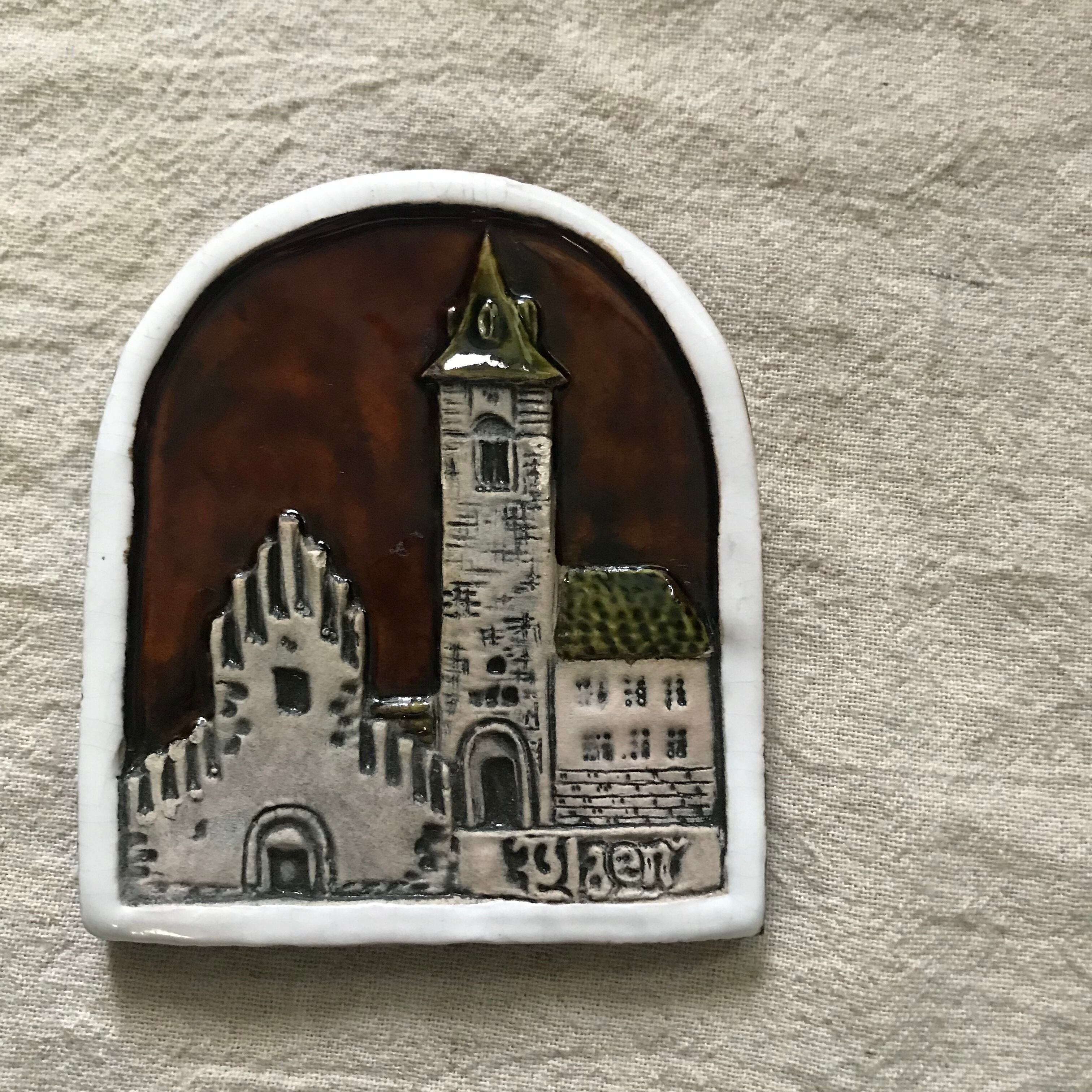 茶色の建物の陶板