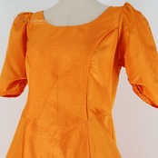 フラダンス 衣装 ワンピース ドレス Makalani オレンジ系 日本製 ワンカラー 五分袖 光沢感 無地 シンプル 高級感 上品 かわいい 鮮やか 華やか 明るい ハワイアン アロハ フラ ダンス レッスン 練習 ドレッシー 軽やか