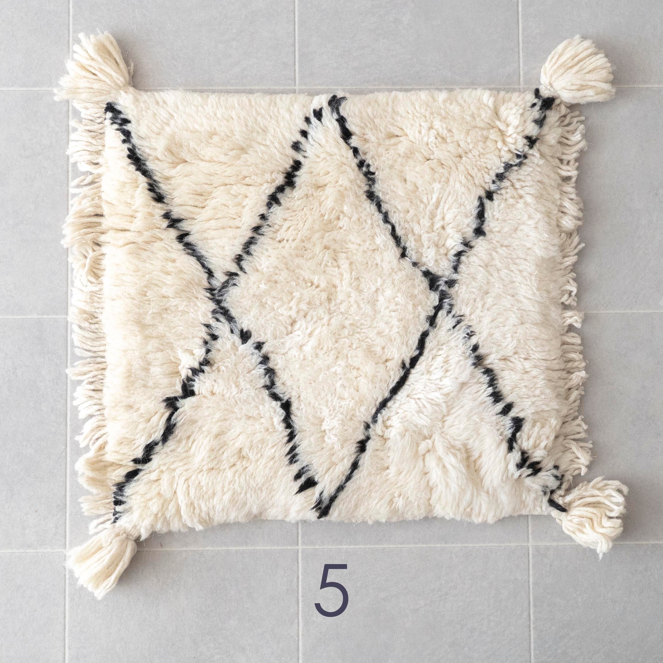 新品/人気/アイボリーベース黒ドットベニワレン　No.573 楽天市場】【ペット対応】ベニワレン柄の高機能ラグ (FRL)【メーカー