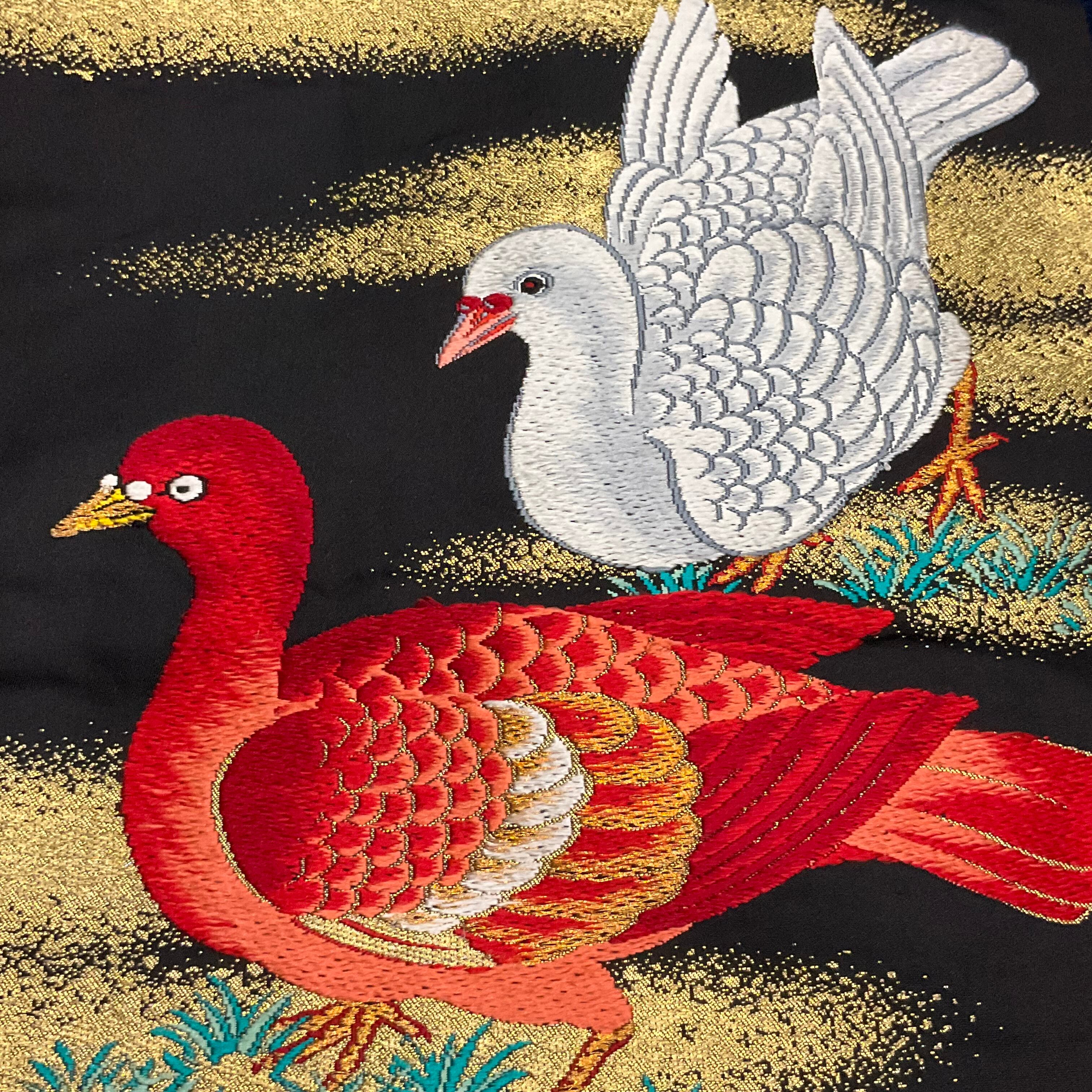 アンティークな3羽の鳩（ハト）日本画　伴一邦作　掛け軸レトロ癒し鳩の図 額装品 鳩のお散歩＊織模様 刺繍 鳥 鳩 ハト 紅白 お祝い アンティーク名古屋