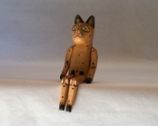 何とも言えない表情をした、猫の人形