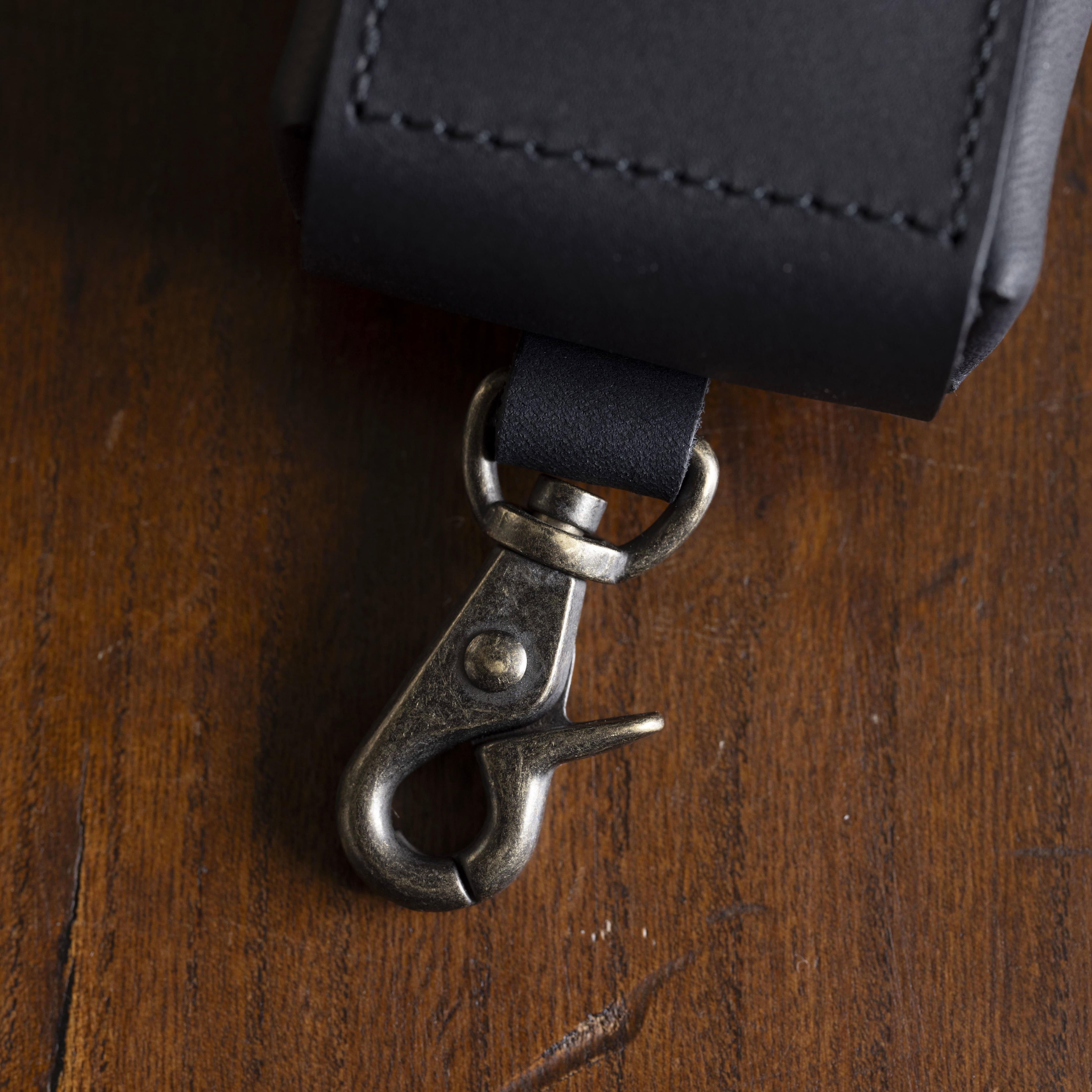 イヤホンケース「防水レザー × サステナブル」 長く使えるものを。小物