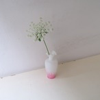 乳白色とピンクのひらひら花瓶