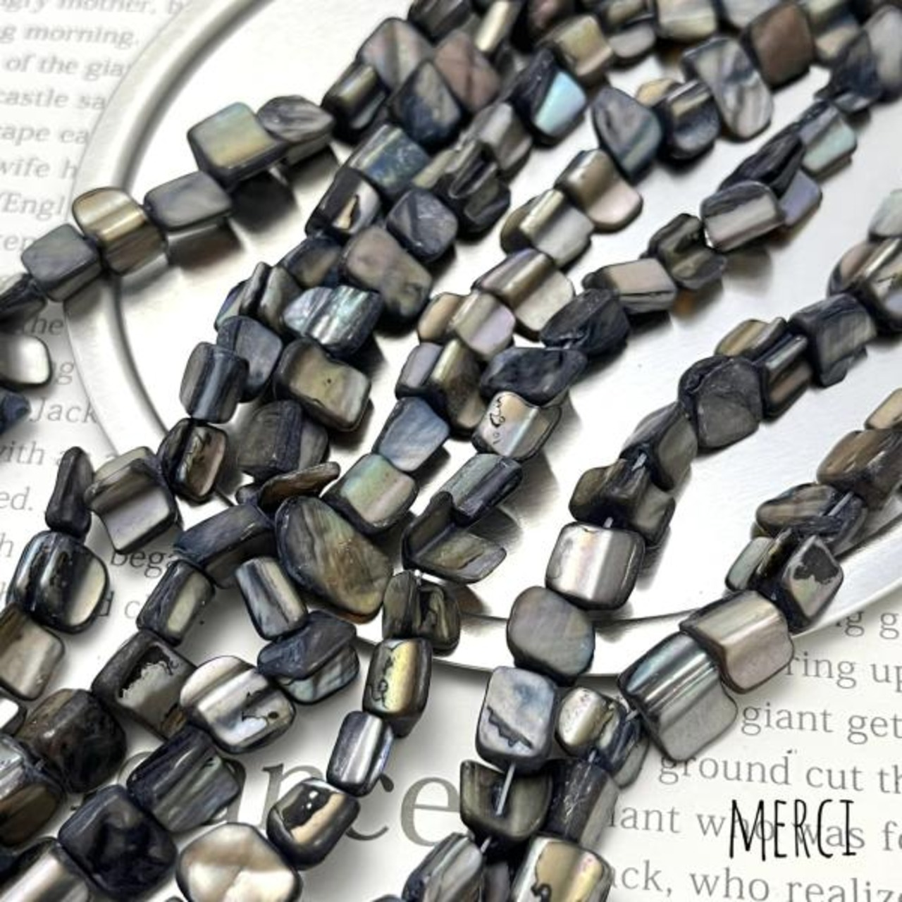 【1連】約40個.天然シェル染色ビーズ/グレー/スペーサー/貝