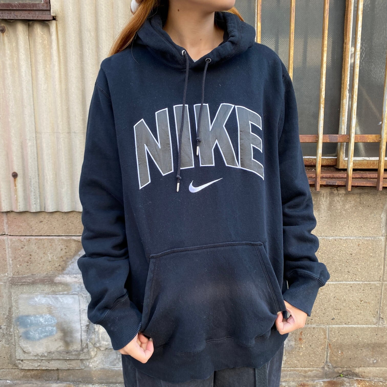 Nike ナイキ スウォッシュ ビッグロゴ 刺 スウェットパーカー メンズxl 古着 ブラック 黒 プルオーバー フーディー センターロゴ パーカー Cs2212 15a Cave 古着屋 公式 古着通販サイト