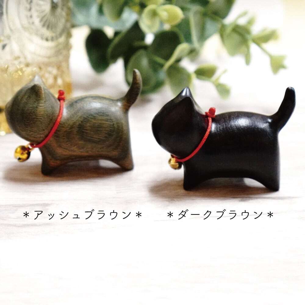 ネコ 置物 】 三毛猫 手作り 木彫り サンダルウッド ビャクダン 木製